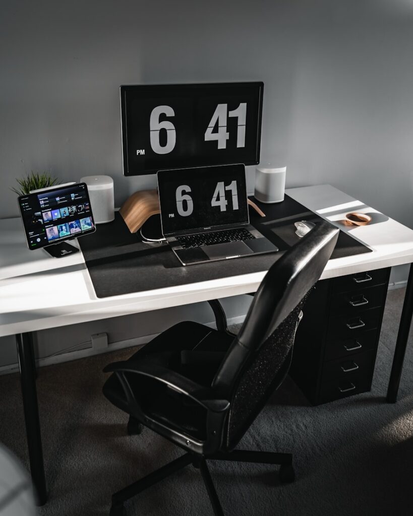 Photo "adjustable computer desk"